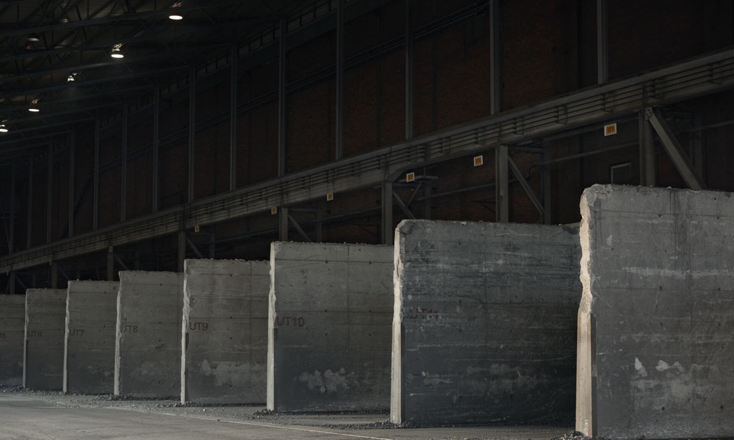a concrete walls in a warehouse