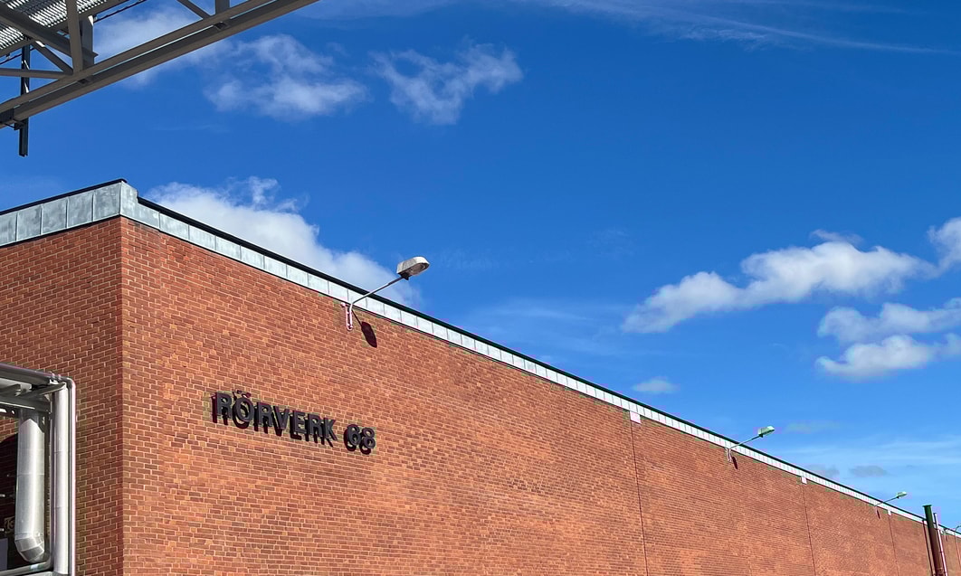 en tegelbyggnad med en skylt på sidan