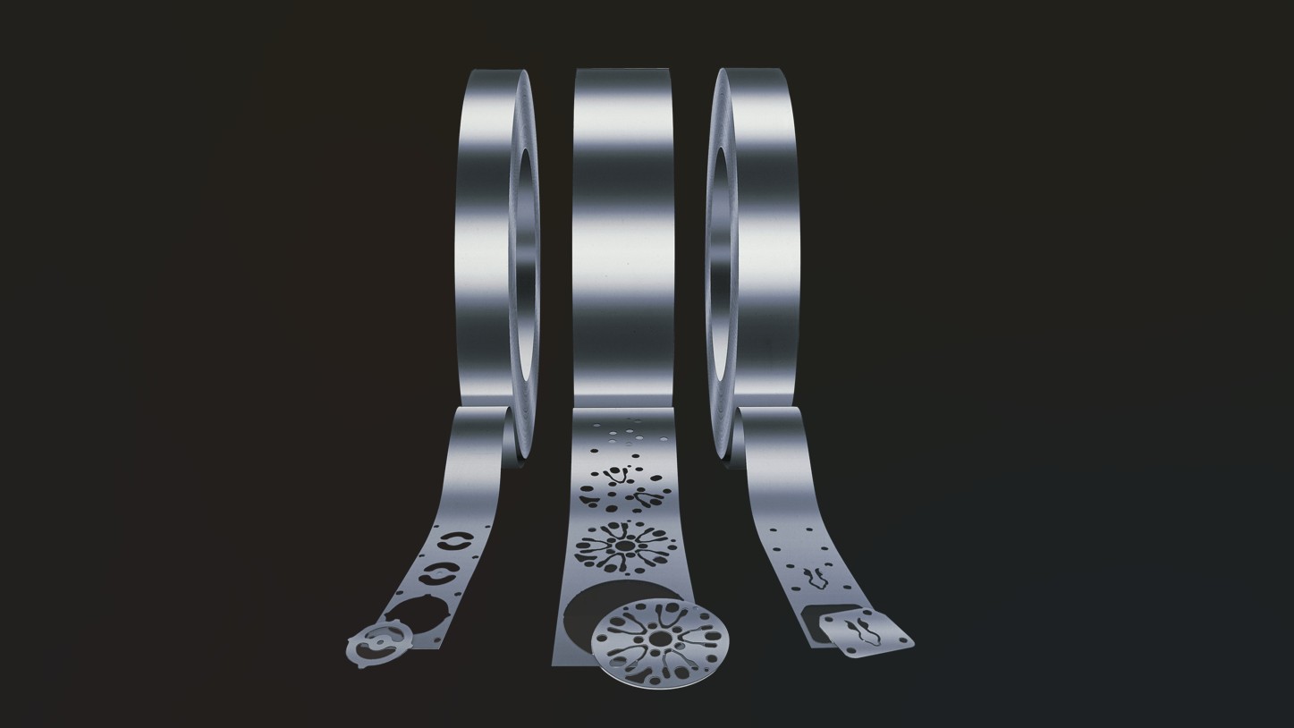 rullar av silvertejp med mönster