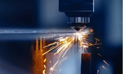 eine Laserschneidmaschine mit Funkenflug