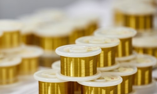 eine Gruppe von Golddrahtspulen