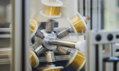 eine Spinnmaschine mit Drahtspulen