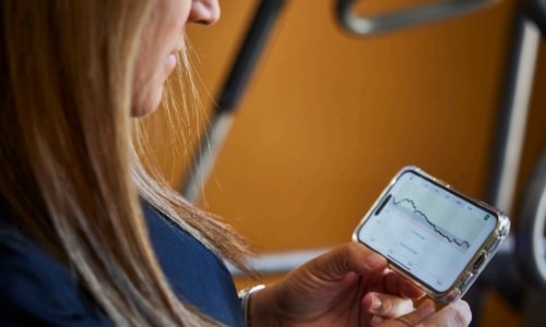 eine Person, die ein Mobiltelefon benutzt