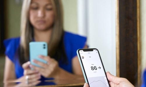 en person som tittar på sin telefon