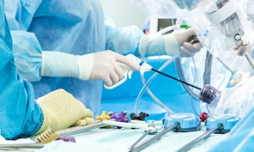 medicinska kirurger som opererar i en operationssal