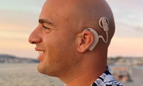 en person med hörapparat