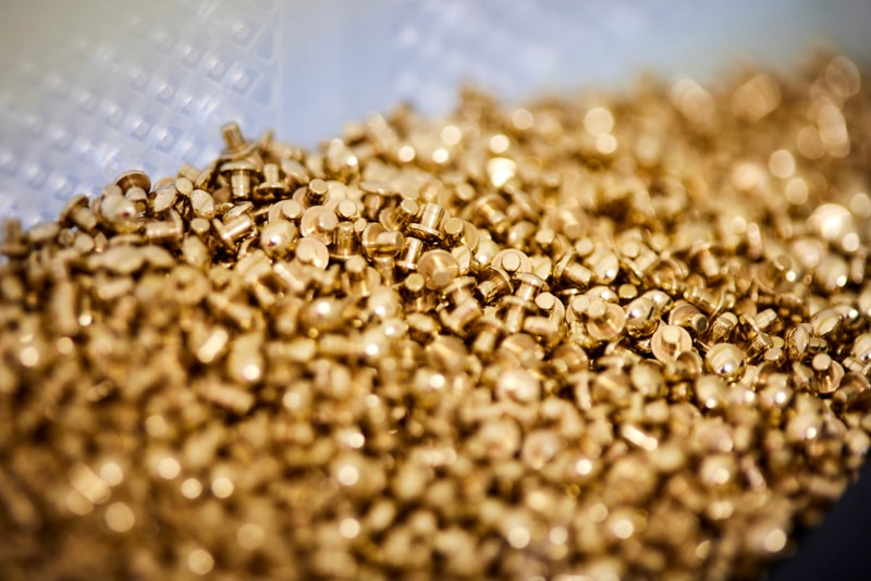 en hög med guldskruvar